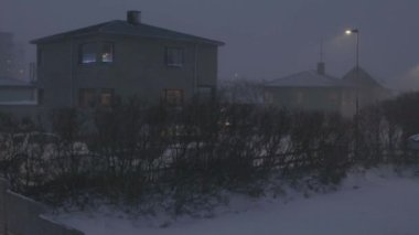 İzlanda 'da kış fırtınası. Tipik bir İzlanda caddesinde kar yağıyor. Cadde Snow 'la kaplı. Portföyümde farklı pozlar var..