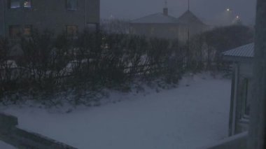 İzlanda 'da kış fırtınası. Tipik bir İzlanda caddesinde kar yağıyor. Cadde Snow 'la kaplı. Portföyümde farklı pozlar var..