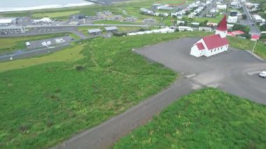 Vik Mrdal 'ın hava görüntüleri, Güney İzlanda' da küçük bir köy. Arkaplanda Reynisfjara Sahili var. Drone 'la çekilmiş. Portföyümde farklı pozlar var..