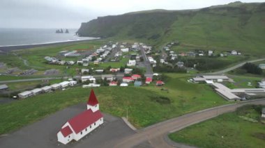 Vik Mrdal 'ın hava görüntüleri, Güney İzlanda' da küçük bir köy. Arkaplanda Reynisfjara Sahili var. Drone 'la çekilmiş. Portföyümde farklı pozlar var..