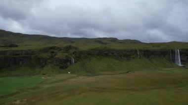 Güney İzlanda 'da Seljalandsfoss ve Gljfrabi şelalesi. Drone 'la çekilmiş. Portföyümde farklı pozlar var..