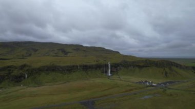 Güney İzlanda 'da Seljalandsfoss ve Gljfrabi şelalesi. Drone 'la çekilmiş. Portföyümde farklı pozlar var..