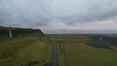 Güney İzlanda 'da Seljalandsfoss şelalesi. Drone 'la çekilmiş. Portföyümde farklı pozlar var..
