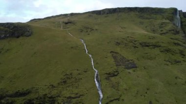 Rüzgarlı bir günde İzlanda 'daki iki güzel şelalenin hava görüntüleri. Drone 'la çekilmiş. Portföyümde farklı pozlar var..