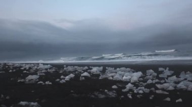 İzlanda 'da bulutlu bir günde Elmas Plajı.