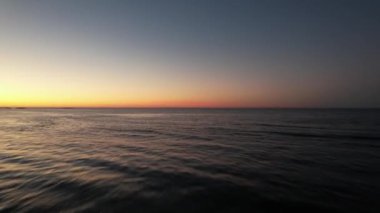Golden Hour ve Atlantik Okyanusu 'nun hava görüntüleri. İzlanda 'da bir İHA ile çekildi..