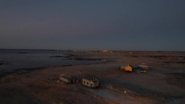 İzlanda 'daki Altın Saat sırasında İHA ile çekilen tipik bir İzlanda evine sahip bir çiftlik. Portföyümde farklı pozlar var..