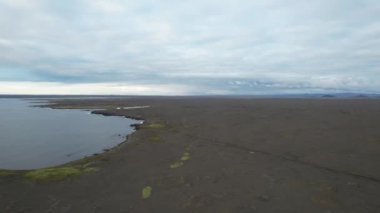 İzlanda 'daki sonsuz karanlık volkanik alanın hava görüntüleri. Tipik İzlanda kayalık ve kumlu manzarası. Drone 'la çekilmiş. Portföyümde farklı pozlar var..