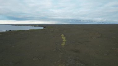 İzlanda 'daki sonsuz karanlık volkanik alanın hava görüntüleri. Tipik İzlanda kayalık ve kumlu manzarası. Drone 'la çekilmiş. Portföyümde farklı pozlar var..
