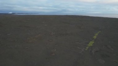 İzlanda 'daki sonsuz karanlık volkanik alanın hava görüntüleri. Tipik İzlanda kayalık ve kumlu manzarası. Drone 'la çekilmiş. Portföyümde farklı pozlar var..