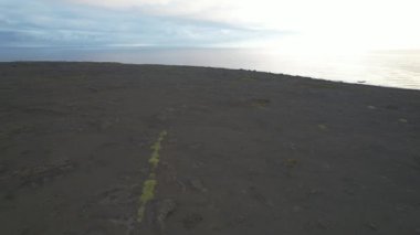 İzlanda 'daki sonsuz karanlık volkanik alanın hava görüntüleri. Tipik İzlanda kayalık ve kumlu manzarası. Drone 'la çekilmiş. Portföyümde farklı pozlar var..