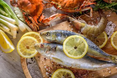 Deniz ürünleri sansasyonu: Deniz tuzu ve baharatlı taze balık ve kabuklu deniz ürünleri.