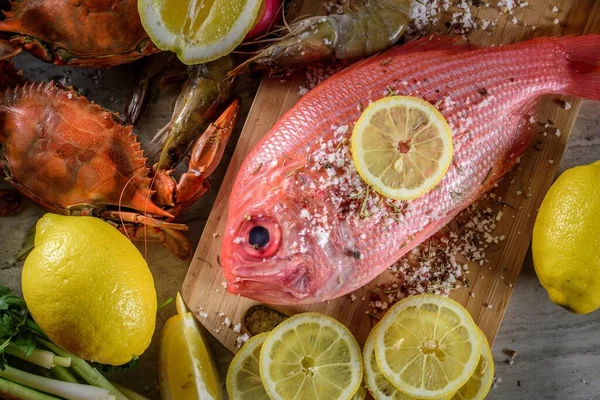 Wykwintne Rozkosze Świeża Nowozelandzka Ryba Krab Dodatkiem Soli Przypraw Cytryny — Zdjęcie stockowe
