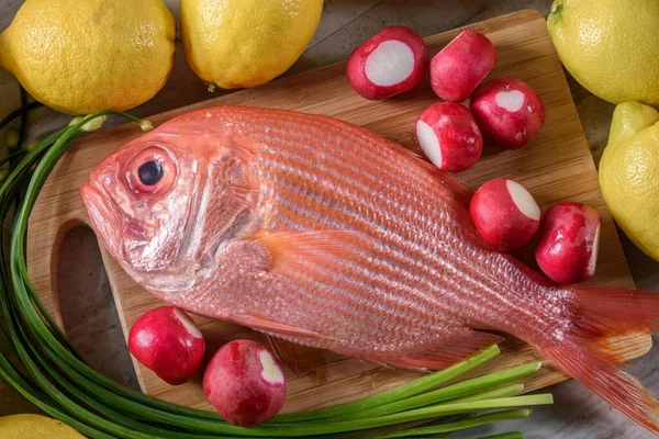Canlı Yakın Çekim Taze Çiğ Kırmızı Balık Lezzetli Limon Aksanı — Stok fotoğraf