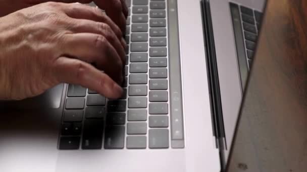 Trabalho Produtivo Ponta Dos Dedos Homem Digitando Laptop — Vídeo de Stock