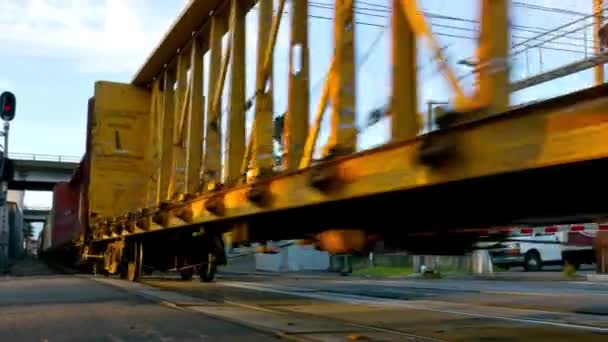Filmmaterial Fesselnder Güterzug Überquert Eisenbahnkreuzung — Stockvideo