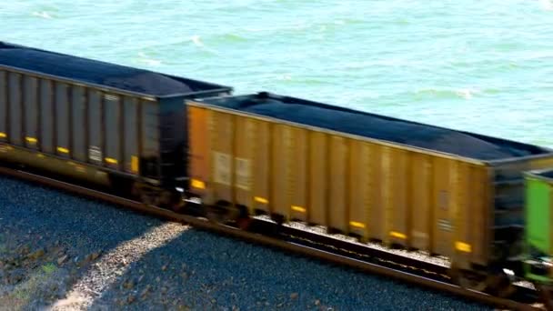 Filmagem Majestosa Viagem Trem Carga Longo Curso Longo Rio Columbia — Vídeo de Stock