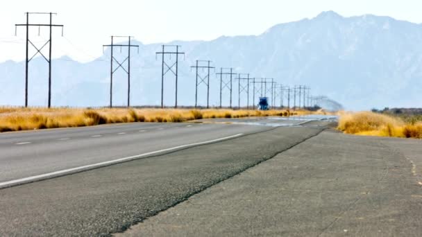 Мощный Привод Полуприцеп Грузовика Покоряющий Пустынную Автомагистраль — стоковое видео