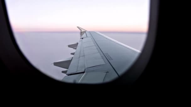 4Kビューの魅力 夕暮れ時の窓からの飛行機の翼 — ストック動画