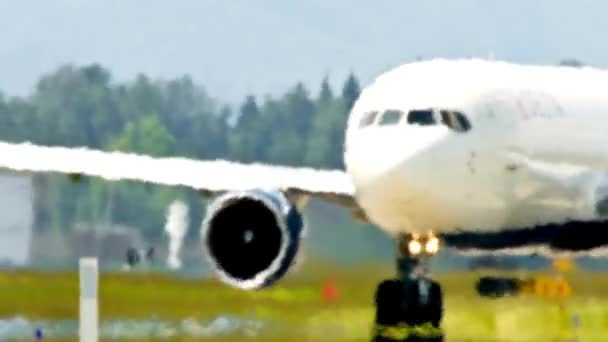 Smooth Capture Passenger Airplane Taxiing Runway Smooth Capture Passenger Airplane — Stock video