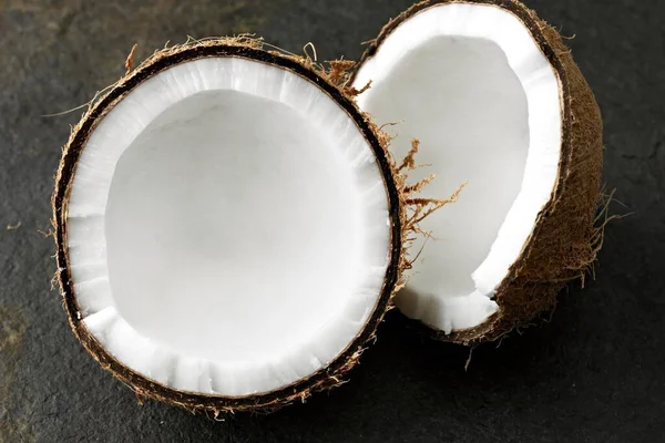 Fantastisk Närbild Kokos Open Shell Avslöjar Sin Naturliga Skönhet Upplösning — Stockfoto