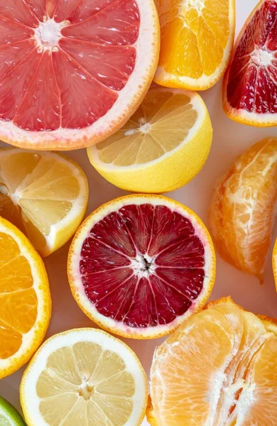 見事な4K解像度でソートされた柑橘類の果実の半分の活気に満ちたクローズアップ — ストック写真