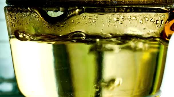 Καθαρό Αναψυκτικό Κοντινό Πλάνο Του Χεριού Κρατώντας Ένα Ποτήρι Φιλτραρισμένο — Αρχείο Βίντεο