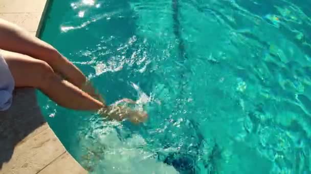 玩世不恭的池边 一位女士在游泳池边泼水的头像 以4K解像度拍摄 — 图库视频影像