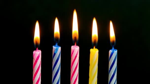 Celebraciones Vibrantes Primer Plano Coloridas Llamas Velas Cumpleaños Contra Fondo — Vídeos de Stock