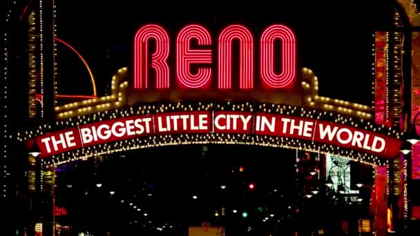 Bienvenida Iluminada Vista Nocturna Del Tablero Iluminación Letreros Ciudad Reno — Vídeo de stock