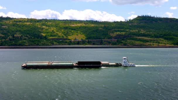 Majestueuze Waterweg Machtige Columbia Rivier Met Binnenvaartschip Vervoer Gevangen Betoverende — Stockvideo