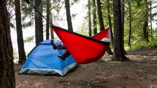 大自然的宁静 与一位睡在红色吊床上的妇女在森林里露营 沉浸在4K分辨率视频中 — 图库视频影像