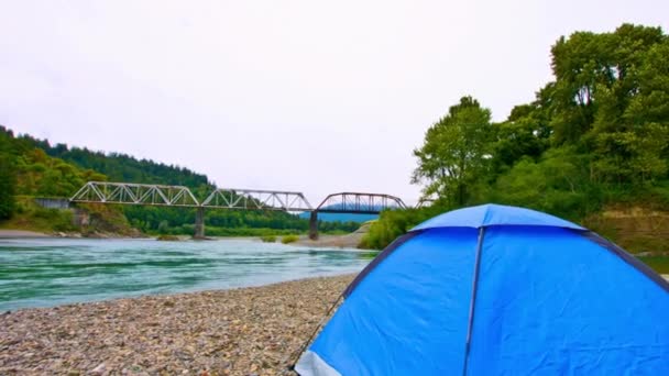 Gelassenheit Fluss Zelten Kieselstrand Umgeben Von Majestätischen Bergen Und Üppigem — Stockvideo