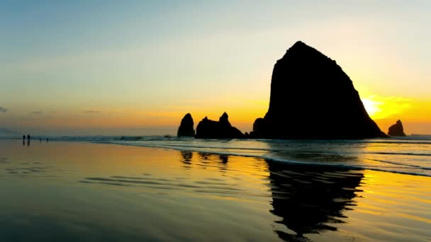 Dusk Serenade Ocean Beach Cannon Beach Oregon Embracing Beautiful Yellow — Videoclip de stoc