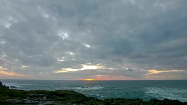 Драматический Закат Океана Захватывающее Время Восхода Солнца Темным Облачным Небом — стоковое видео