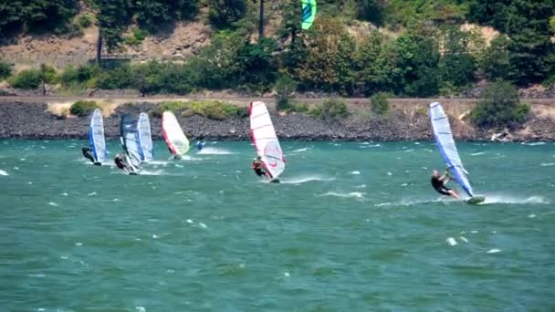 Windsurfing Thrills Ekscytujące Widoki Windsurferów Nad Rzeką Columbia Oregonie Usa — Wideo stockowe