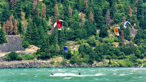 美国俄勒冈州哥伦比亚河上的风冲浪者们令人振奋的观点 在避免4K决议中永垂不朽 — 图库视频影像