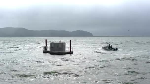 Fisherman Refuge Toilette Für Fischer Rauen Ozeangewässern Dokumentiert Beeindruckender Auflösung — Stockvideo