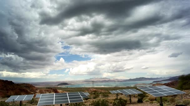 Koşumlu Güneş Enerjisi Mead Gölü Yakınlarındaki Güneş Panellerinin Hızlandırılması Çözünürlükte — Stok video