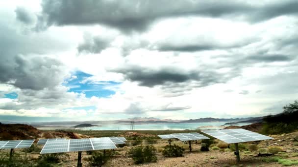Utnyttja Solenergi Time Lapse Solpaneler Nära Sjön Mead Nevada Embracing — Stockvideo