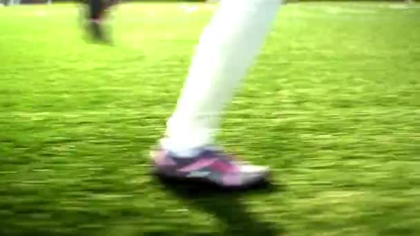 平稳拍 一名跑得很快的年轻女子在足球场田径场的特写 以4K解像度拍摄 — 图库视频影像