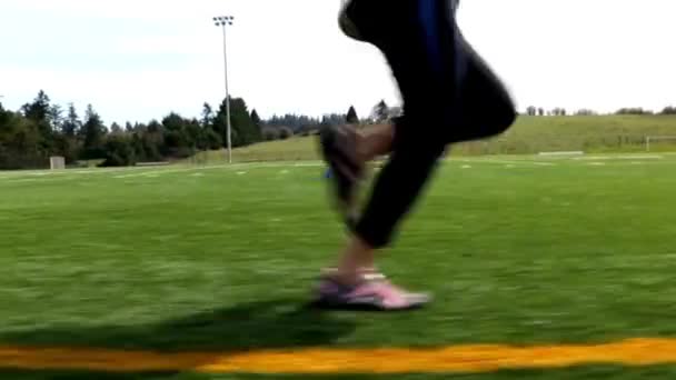 Активная Погоня Бег Молодая Женщина Упражнения Пробежки Поле Легкой Атлетики — стоковое видео