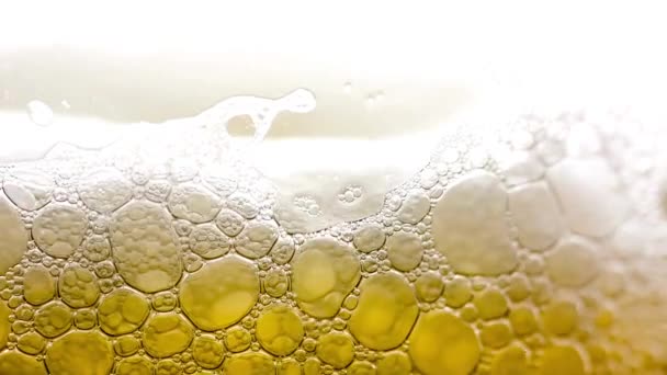 Odświeżające Nalewanie Zbliżenie Nalewania Podawania Zimnego Piwa Szklanki Pokazane Ostrej — Wideo stockowe