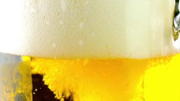 Odświeżające Nalewanie Zbliżenie Nalewania Podawania Zimnego Piwa Szklanki Pokazane Ostrej — Wideo stockowe