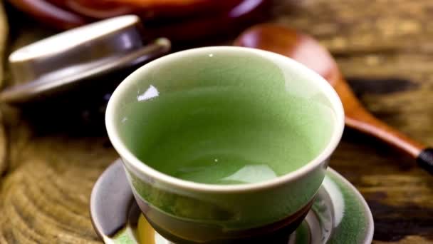 Mozgásban Derű Közelkép Zöld Tea Csészébe Öntéséről Tökéletes Felbontásban Rögzítve — Stock videók