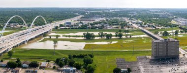 Öfkeli Sular: Dallas, Teksas 'ta Haziran' da Trinity Nehri 'nin Sel Baskını 4K Çözünürlüğünde Yakalandı