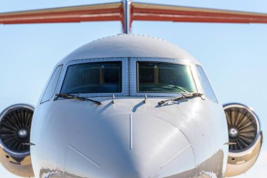 Büyüleyici Sabah Kalkışı: Ticari Uçak Kristal Açık 4K Çözünürlükte Gökyüzüne Yükseliyor