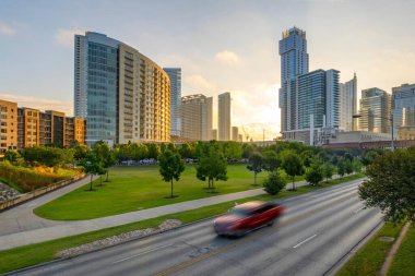 Akşam Saati 'nde nefes kesici Los Angeles: Büyüleyici Şehir Manzarası ve Çarpıcı 4K' da Canlı Karanlık Trafiği