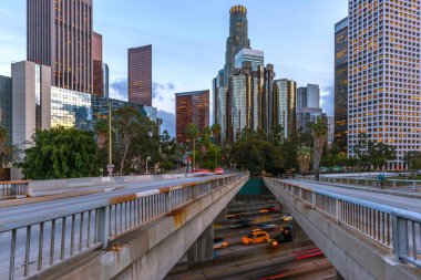 Akşam Saati 'nde nefes kesici Los Angeles: Büyüleyici Şehir Manzarası ve Çarpıcı 4K' da Canlı Karanlık Trafiği