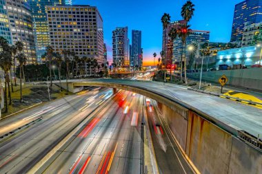 Akşam Saati 'nde nefes kesici Los Angeles: Büyüleyici Şehir Manzarası ve Çarpıcı 4K' da Canlı Karanlık Trafiği